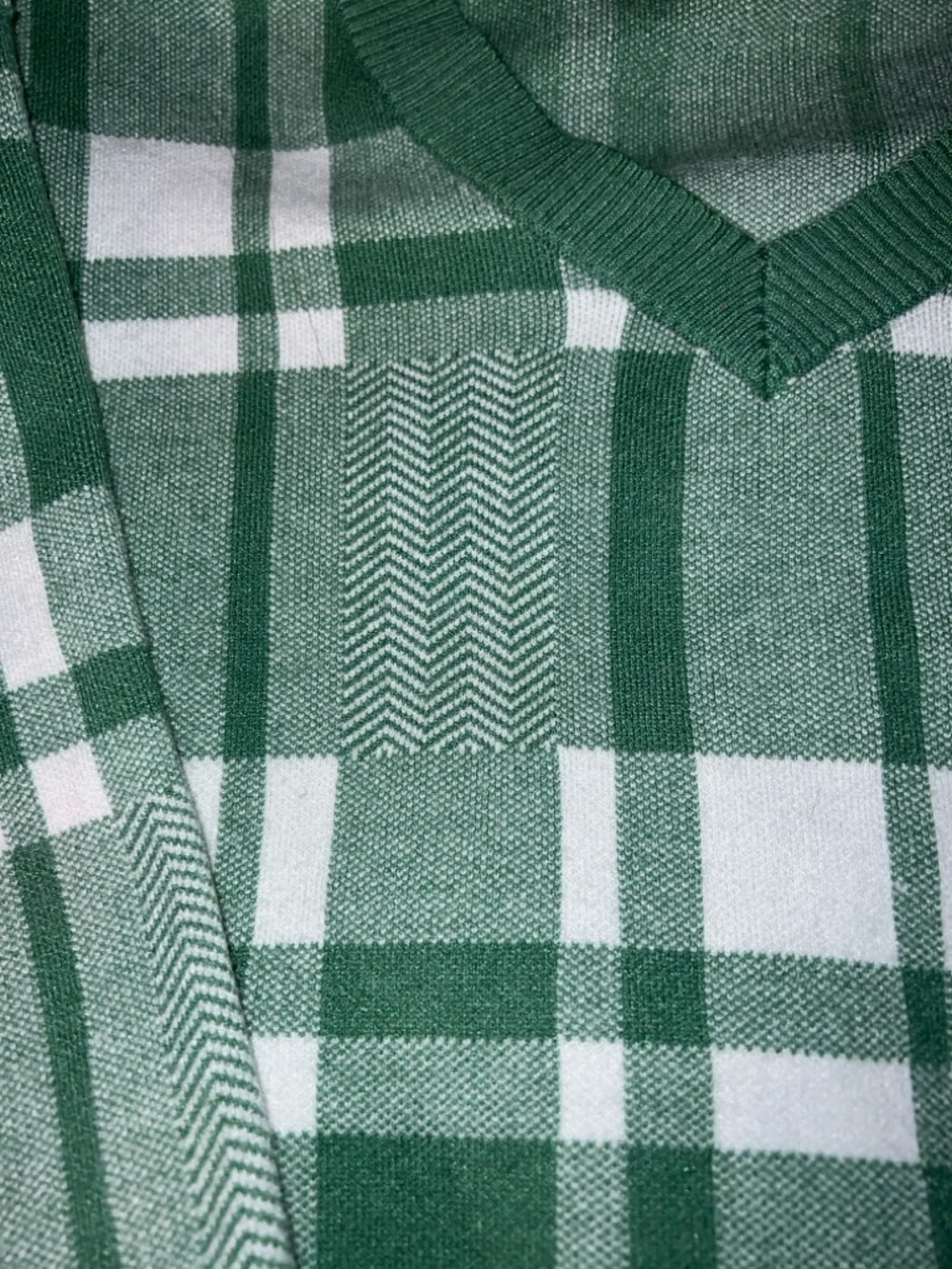 Christian Siriano Women’s Green Plaid V Neck Sweater Size Medium - Picture 3 of 6
